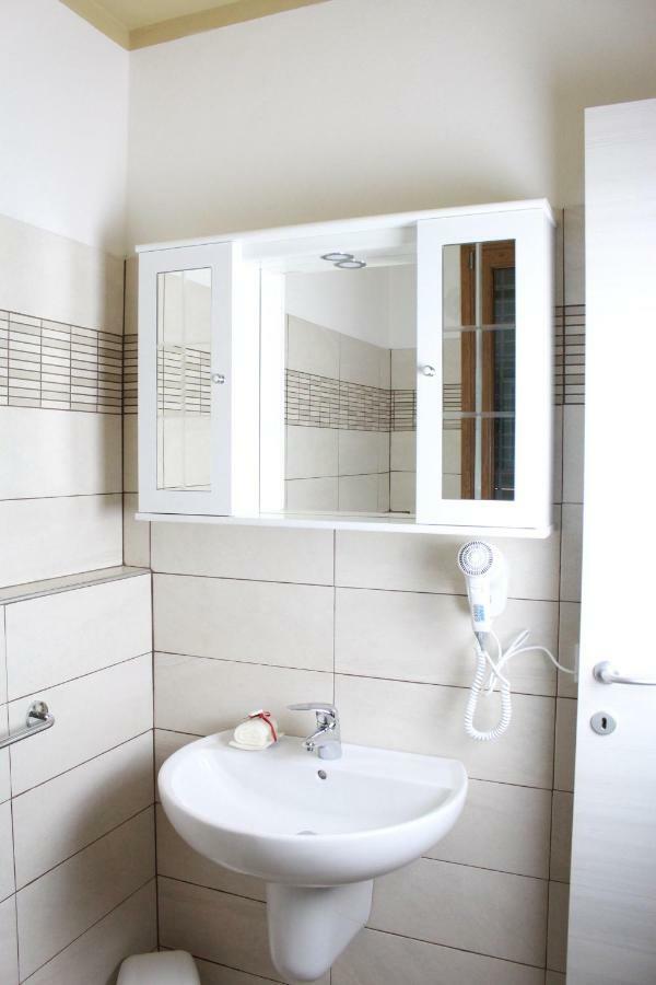 Affittacamere Cipri Montale  ภายนอก รูปภาพ